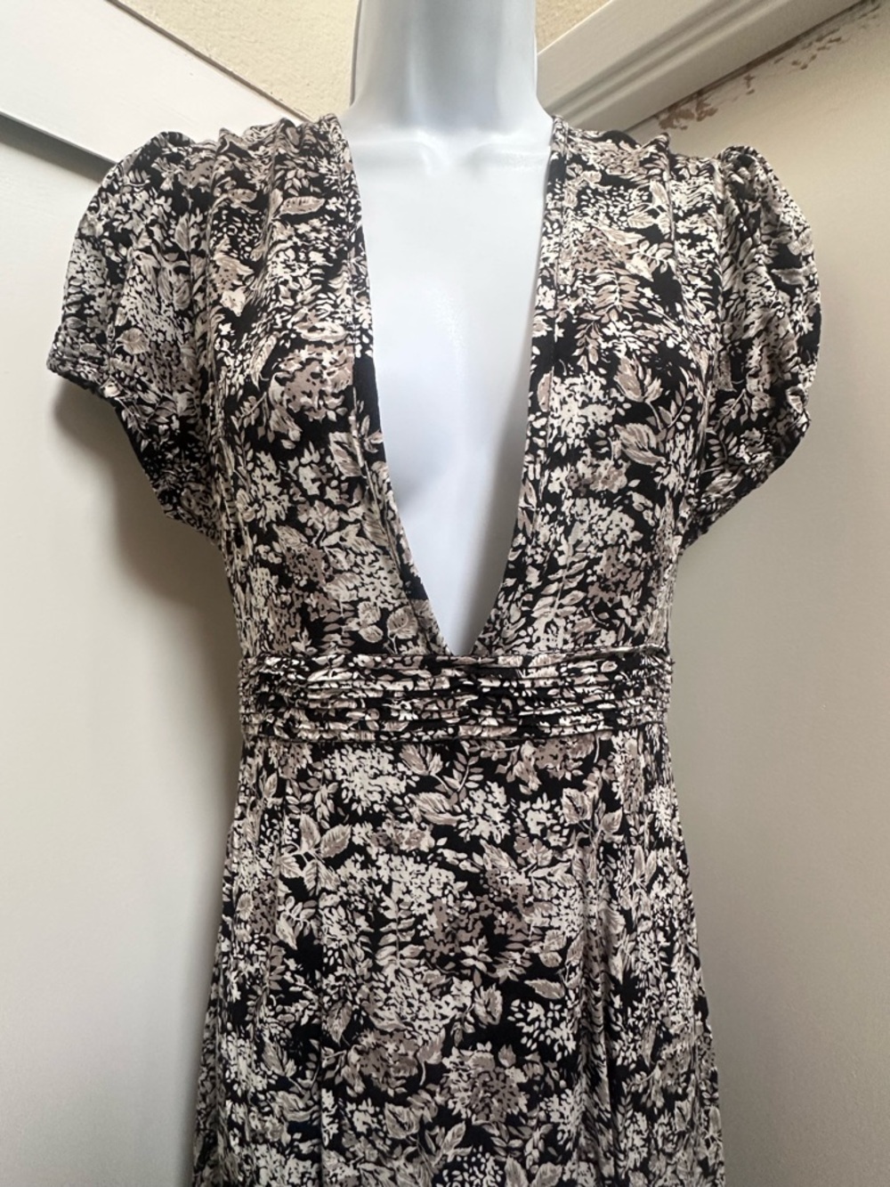 Pampelone Valentina Maxi Dress Black and Cream Floral V-Neck - Picture 6 of 12